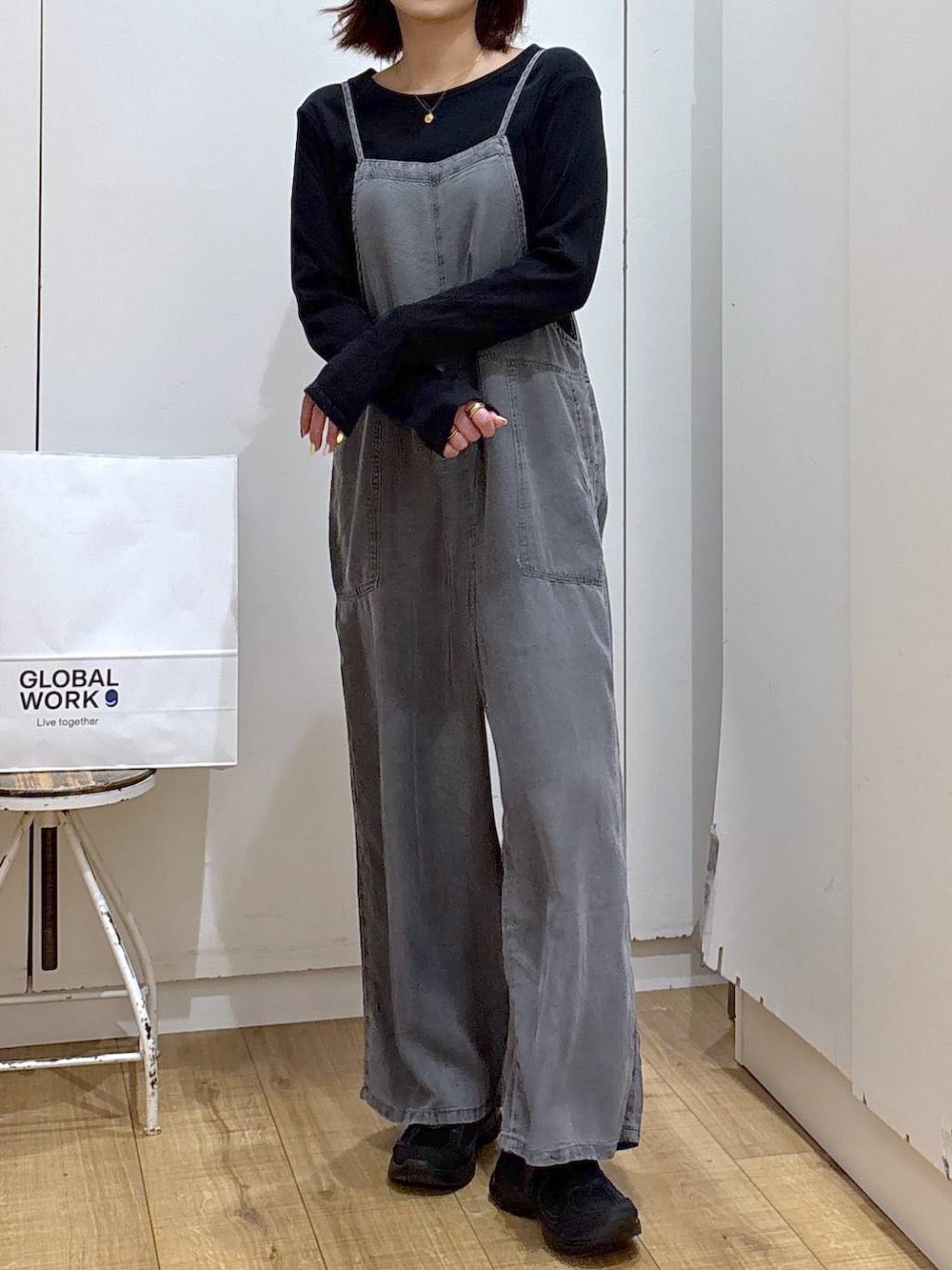 ブラック系のサロペット/オーバーオール、ゴールド系のネックレスを着用したレディースの春コーディネートの2枚目の写真