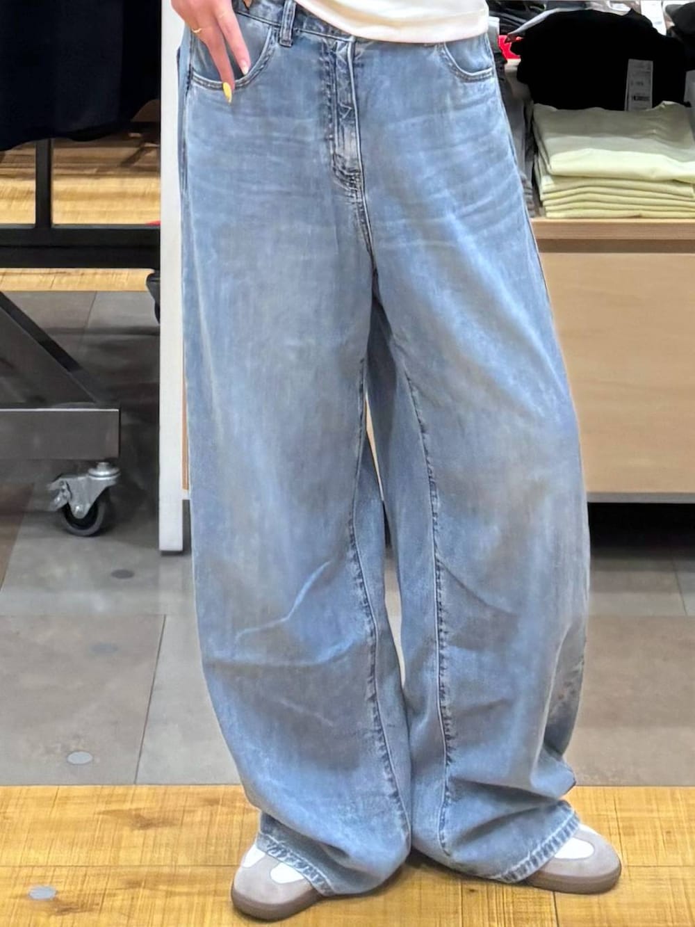 ブルー系のデニムパンツ、ホワイト系のタンクトップを着用したレディースの夏コーディネートの6枚目の写真
