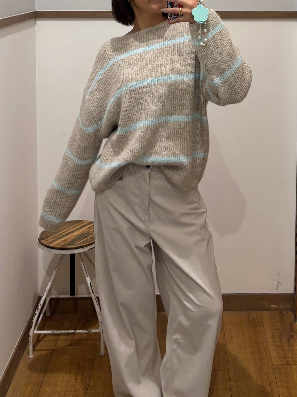 グレー系のその他パンツ、ベージュ系のニット/セーターを着用したレディースの秋コーディネートの6枚目の写真