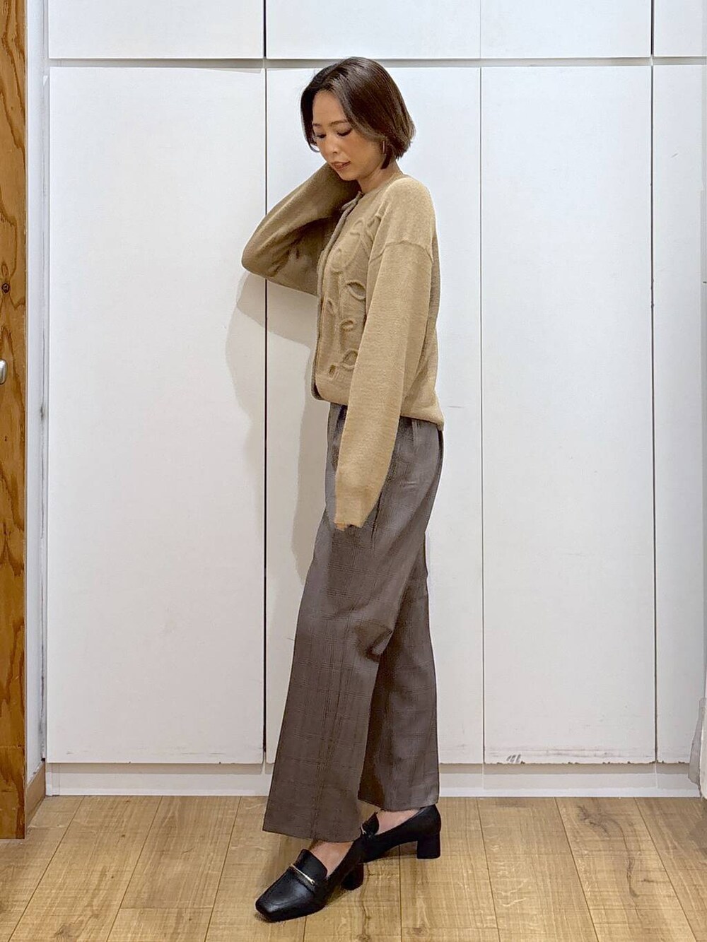ブラック系のローファー、ブラウン系のその他パンツ、イエロー系のカーディガン/ボレロを着用したレディースの秋コーディネートの4枚目の写真