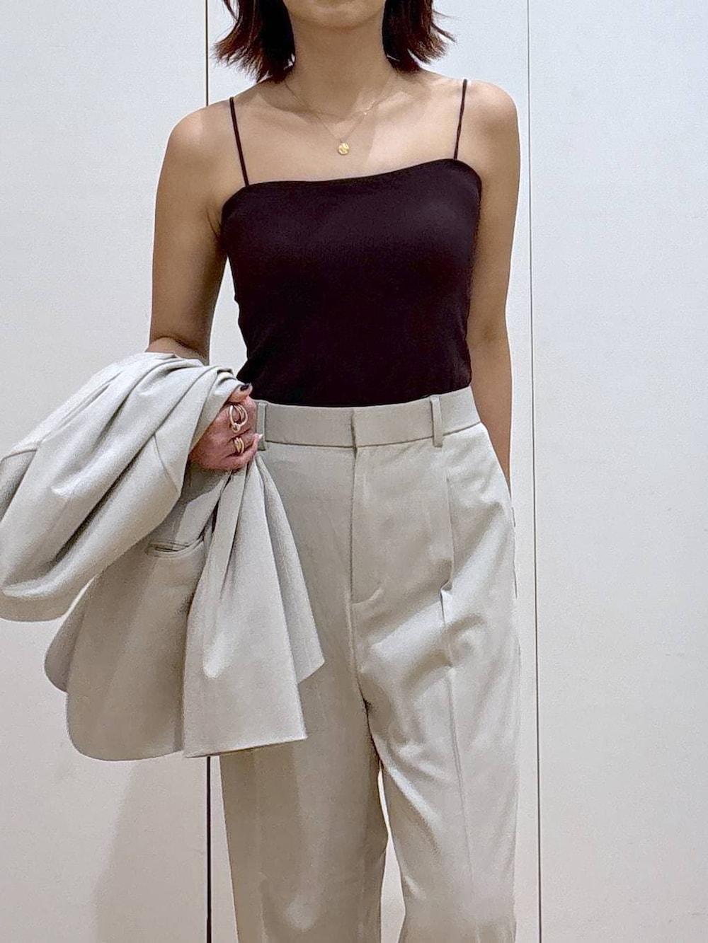 ブラック系のパンプス、ブラック系のスラックス、ブラック系のテーラードジャケットを着用したレディースの春コーディネートの8枚目の写真