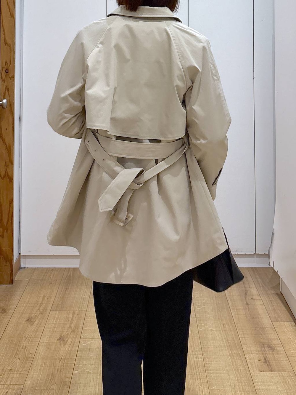 ブラック系のショルダーバッグ、ブラック系のパンプス、ブラック系のセットアップを着用したレディースの冬コーディネートの9枚目の写真