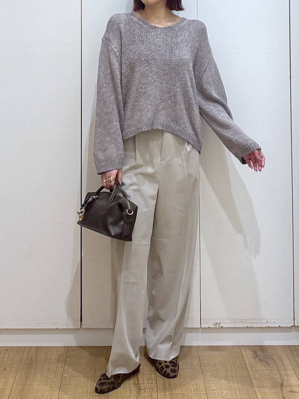 その他のパンプス、ベージュ系のスラックス、ブラウン系のボストンバッグを着用したレディースの春コーディネートの2枚目の写真