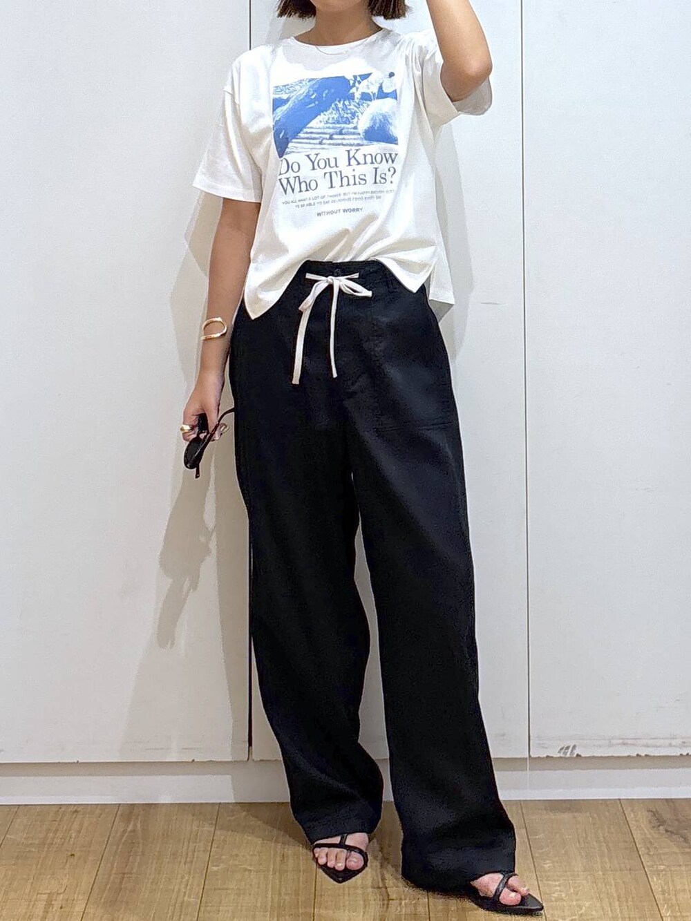 ホワイト系のTシャツ/カットソー、グリーン系のその他パンツ、ブラック系のサンダルを着用したレディースの夏コーディネートの6枚目の写真