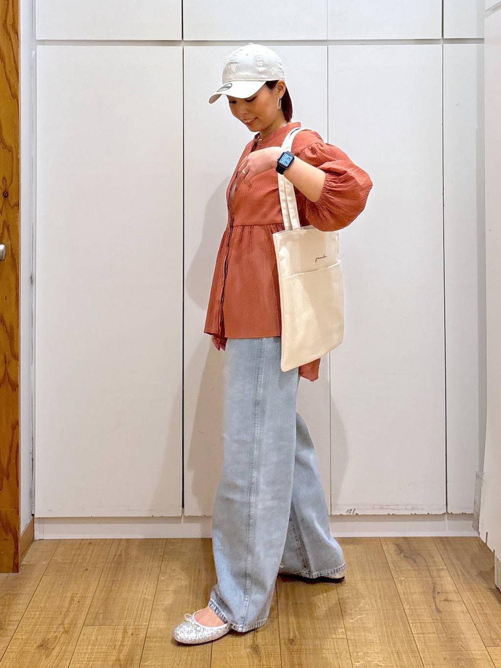 「体型カバー、高見え、高身長、ママコーデ、骨格ストレート、GLOBAL WORK、着痩せ・細見え」｜「GLOBAL WORKのGOODデニムバギーパンツ/118365（デニムパンツ、ブルー系）」を使った、ココさん（レディース・165cm）の春コーディネートの4枚目の写真