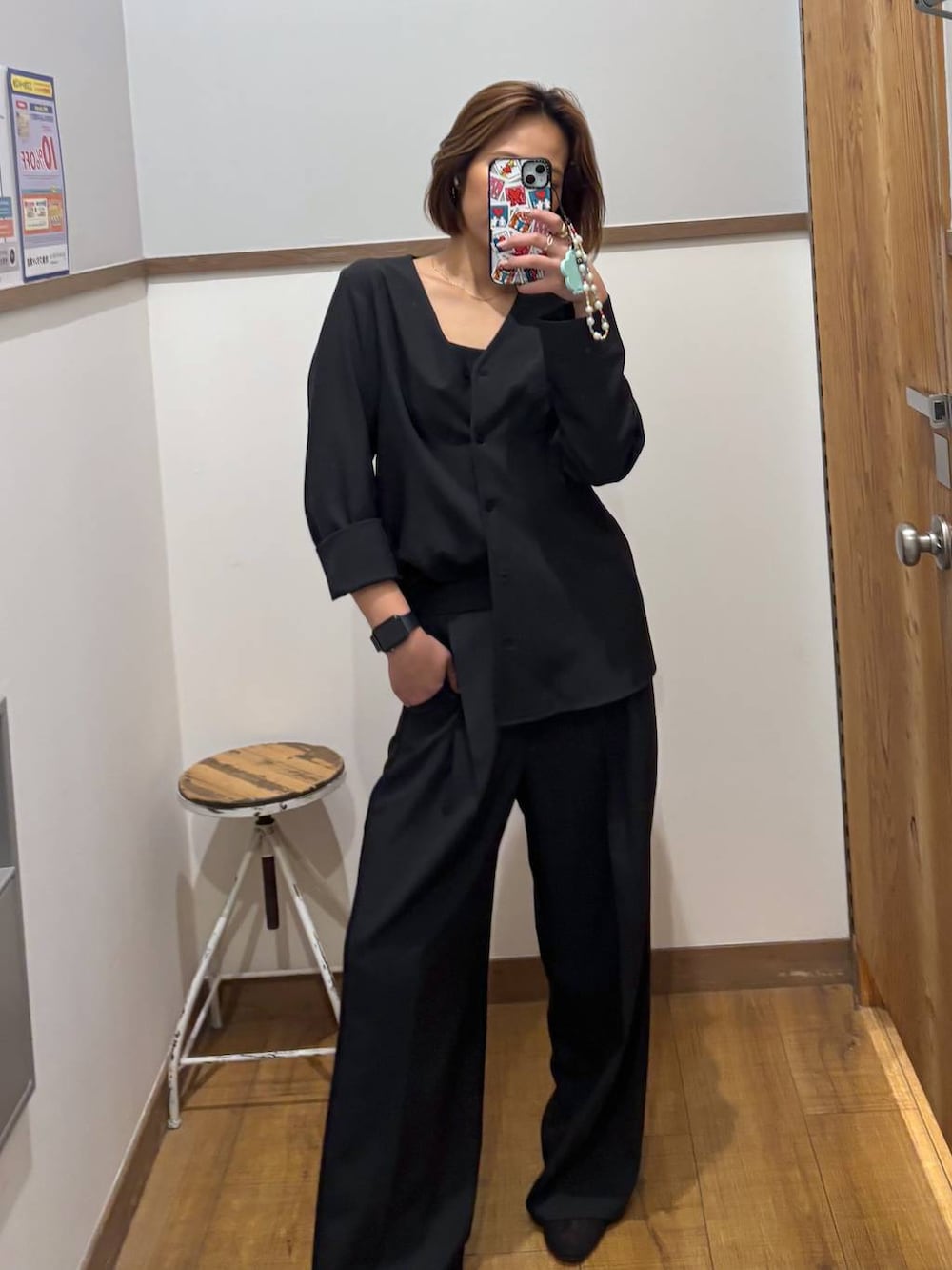 グレー系のパンプス、グレー系のカーディガン/ボレロを着用したレディースの春コーディネートの3枚目の写真