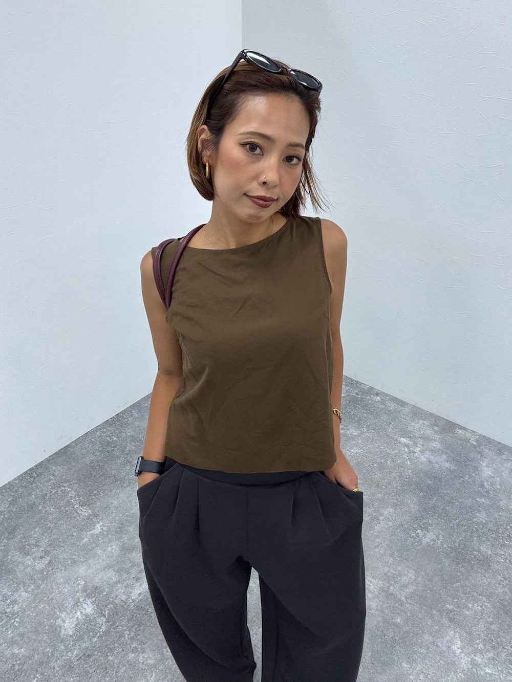 ブラック系のその他パンツ、ブラウン系のサンダルを着用したレディースの夏コーディネートの4枚目の写真