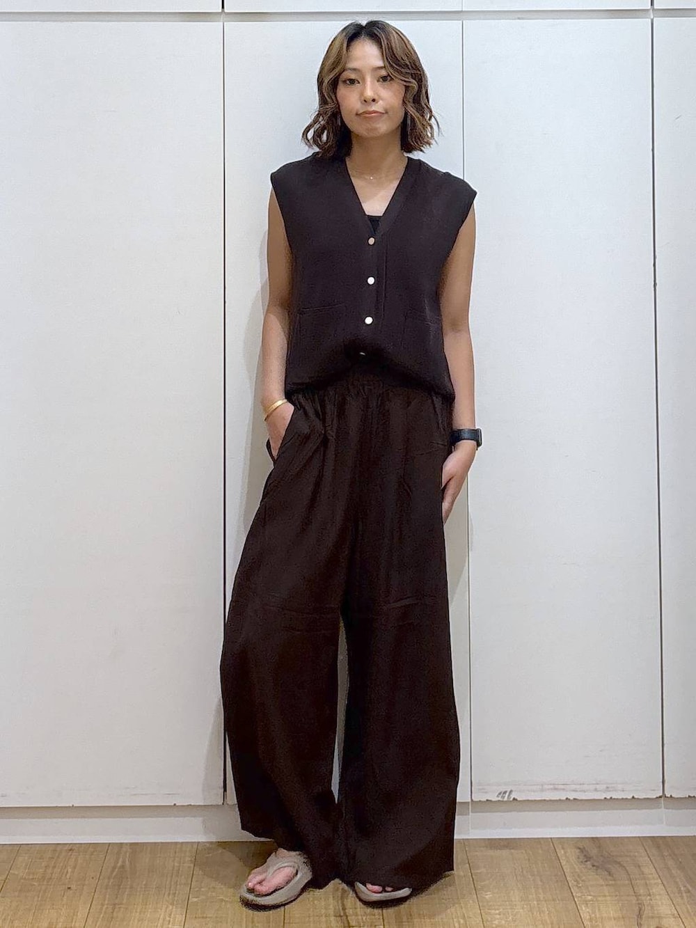 ブラック系のキャミソール、ブラウン系のその他パンツ、ブラウン系のベストを着用したレディースの夏コーディネートの3枚目の写真