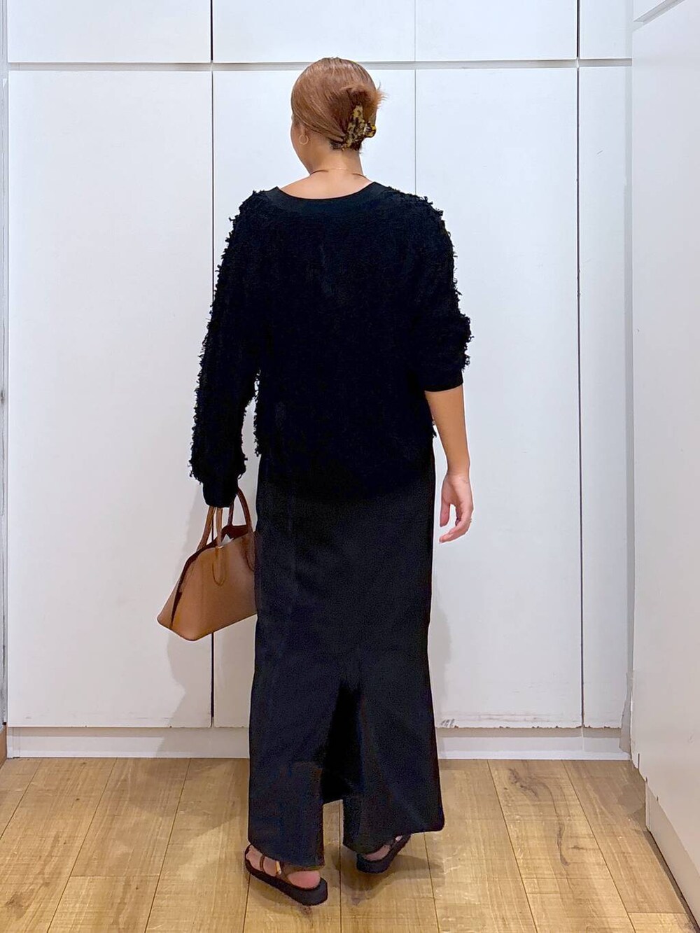 ブラウン系のショルダーバッグ、ブラック系のキャミソール、ブラウン系のサンダルを着用したレディースの秋コーディネートの5枚目の写真