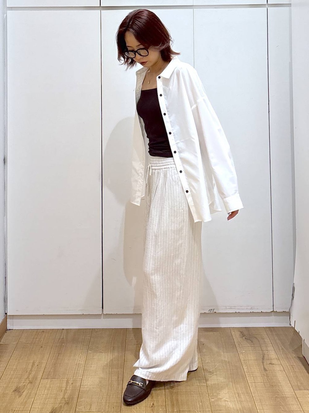 ブラウン系のローファー、ホワイト系のシャツ/ブラウス、ベージュ系のその他パンツを着用したレディースの春コーディネートの3枚目の写真