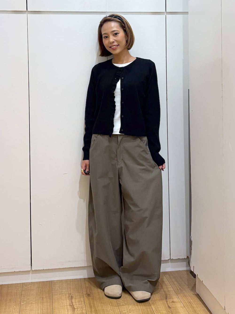 ブラック系のカーディガン/ボレロ、グリーン系のその他パンツ、ブラック系のカチューシャを着用したレディースの秋コーディネートの4枚目の写真