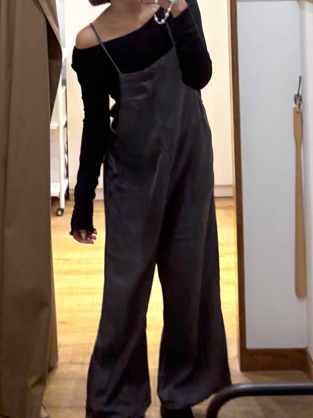 ブラック系のサロペット/オーバーオールを着用したレディースの春コーディネートの6枚目の写真