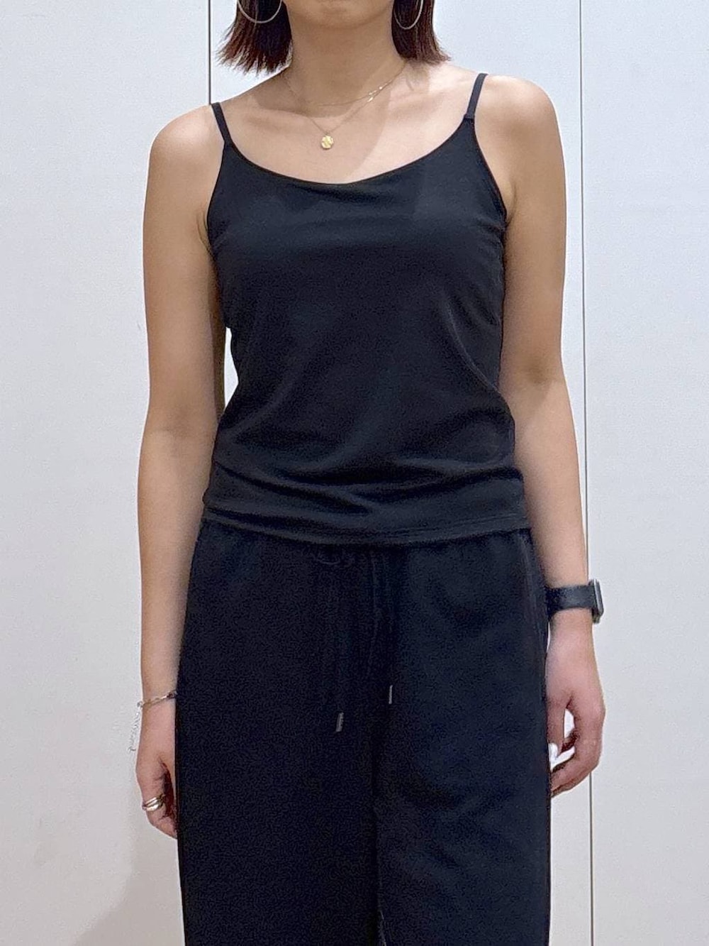 ブラック系のキャミソール、ブラック系のスウェットパンツ、ゴールド系のネックレスを着用したレディースの春コーディネートの3枚目の写真