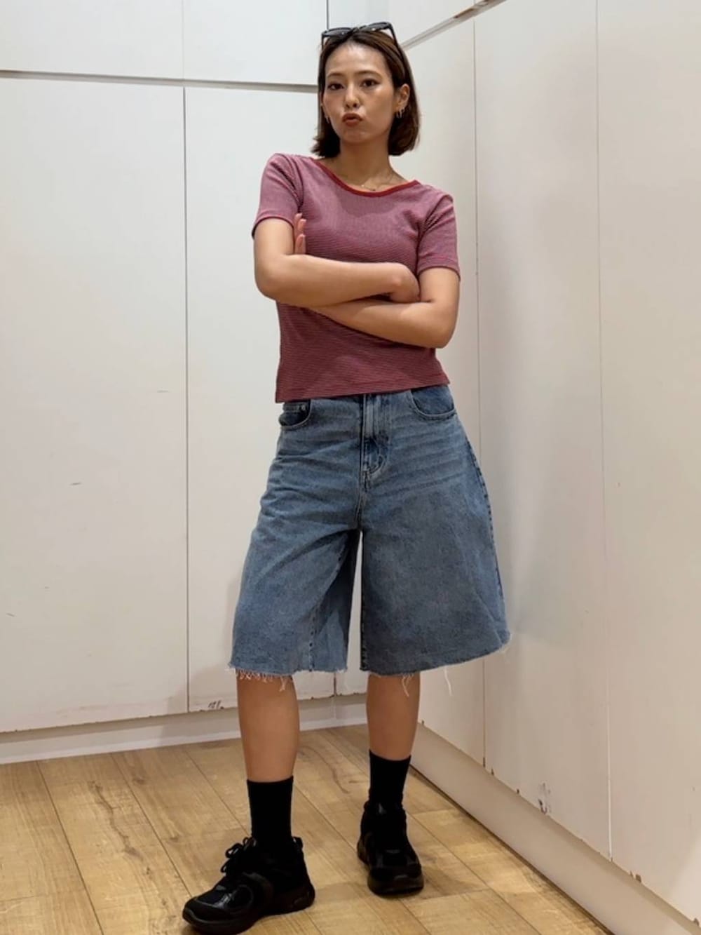 ブルー系のデニムパンツ、レッド系のTシャツ/カットソーを着用したレディースの春コーディネートの2枚目の写真