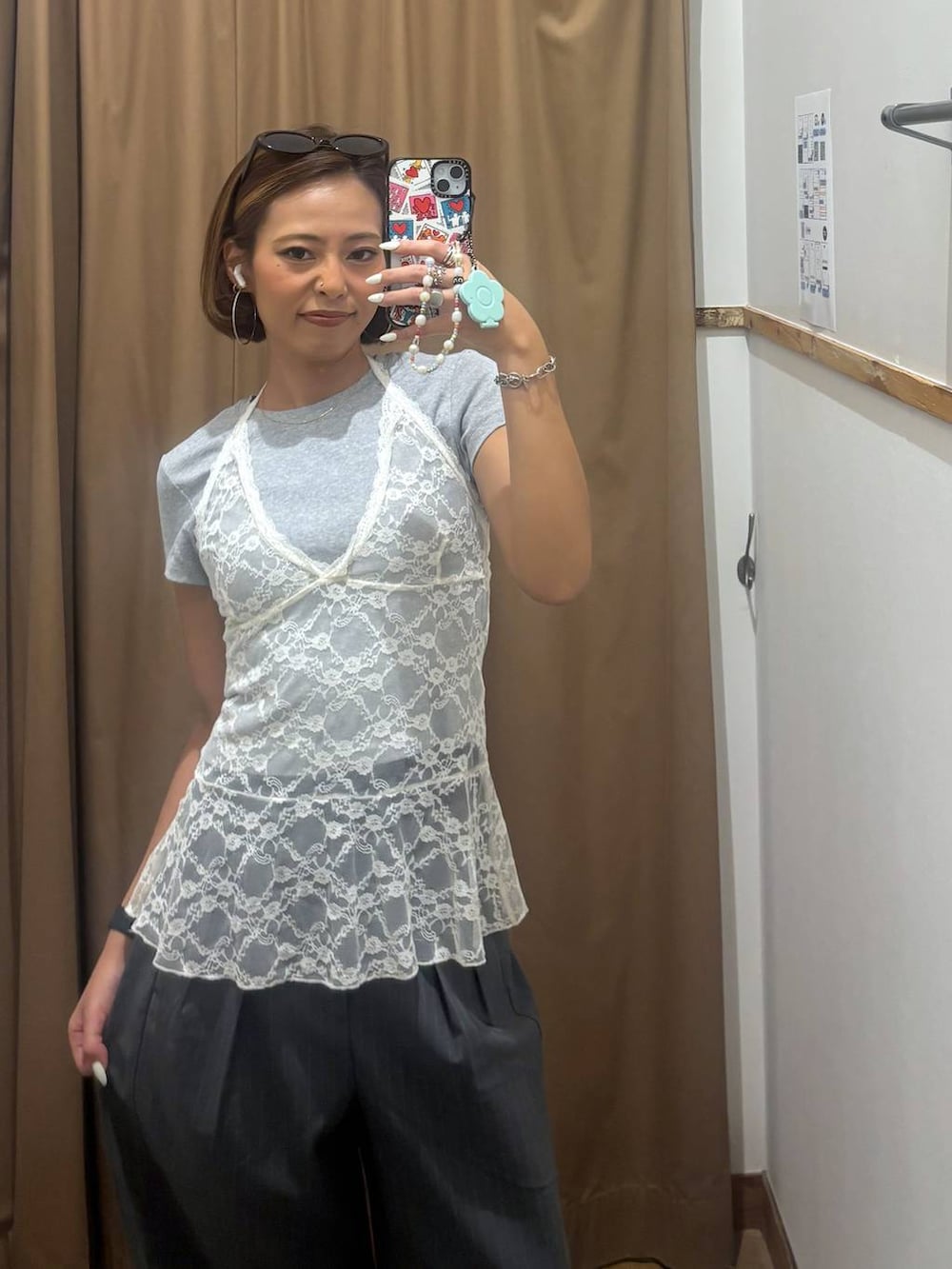 グレー系のその他パンツを着用したレディースの夏コーディネートの5枚目の写真