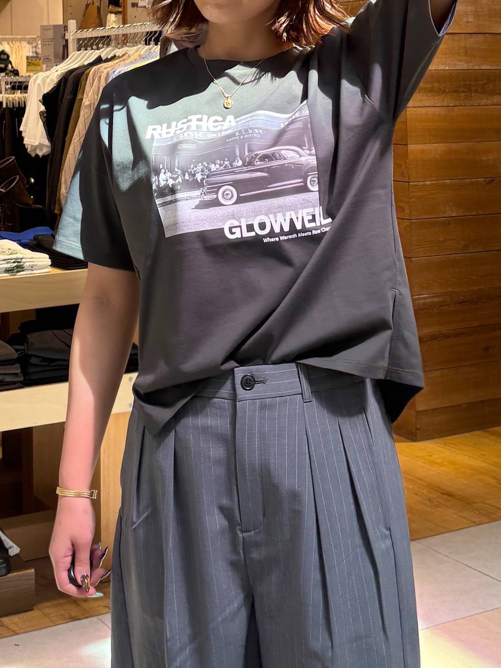 シルバー系のパンプス、グレー系のその他パンツ、グレー系のTシャツ/カットソーを着用したレディースの春コーディネートの6枚目の写真