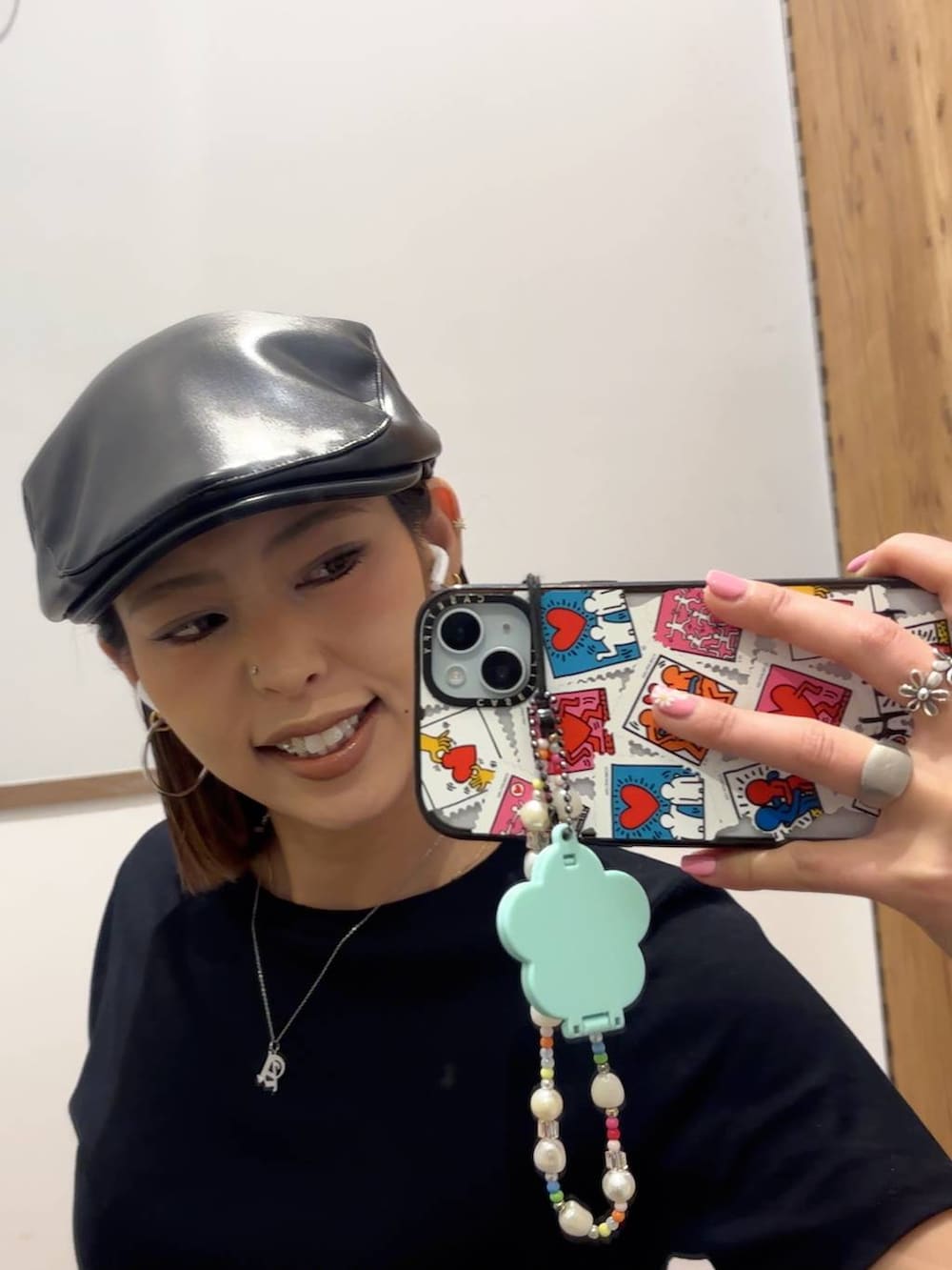 ブルー系のデニムパンツ、ブラック系のTシャツ/カットソーを着用したレディースの春コーディネートの7枚目の写真