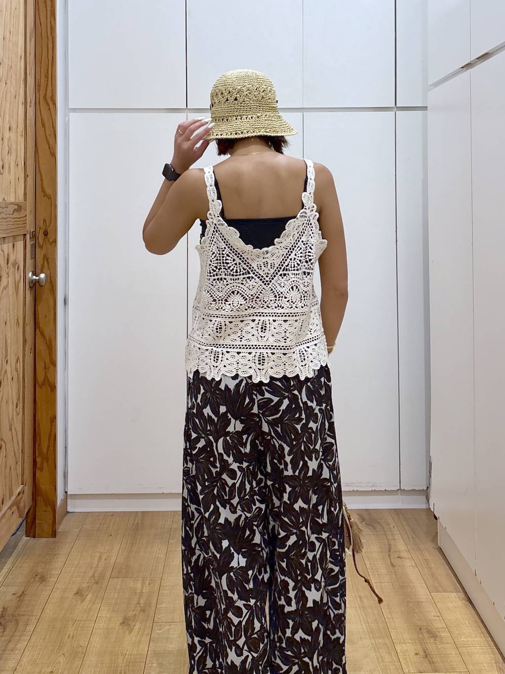 ブラック系のキャミソール、ベージュ系のその他パンツ、ベージュ系のショルダーバッグを着用したレディースの夏コーディネートの6枚目の写真