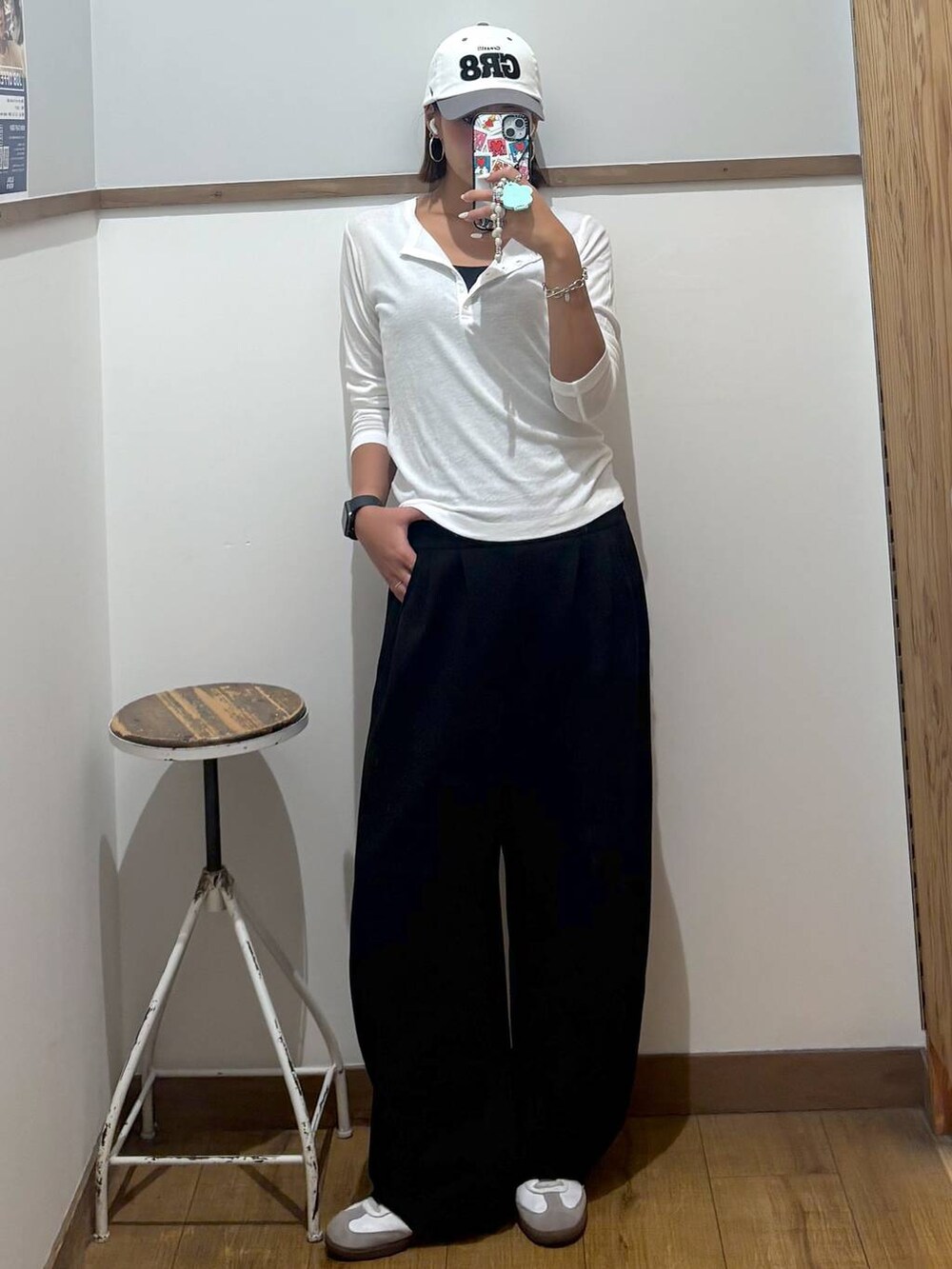ブラック系のキャミソール、ブラック系のその他パンツを着用したレディースの夏コーディネートの2枚目の写真