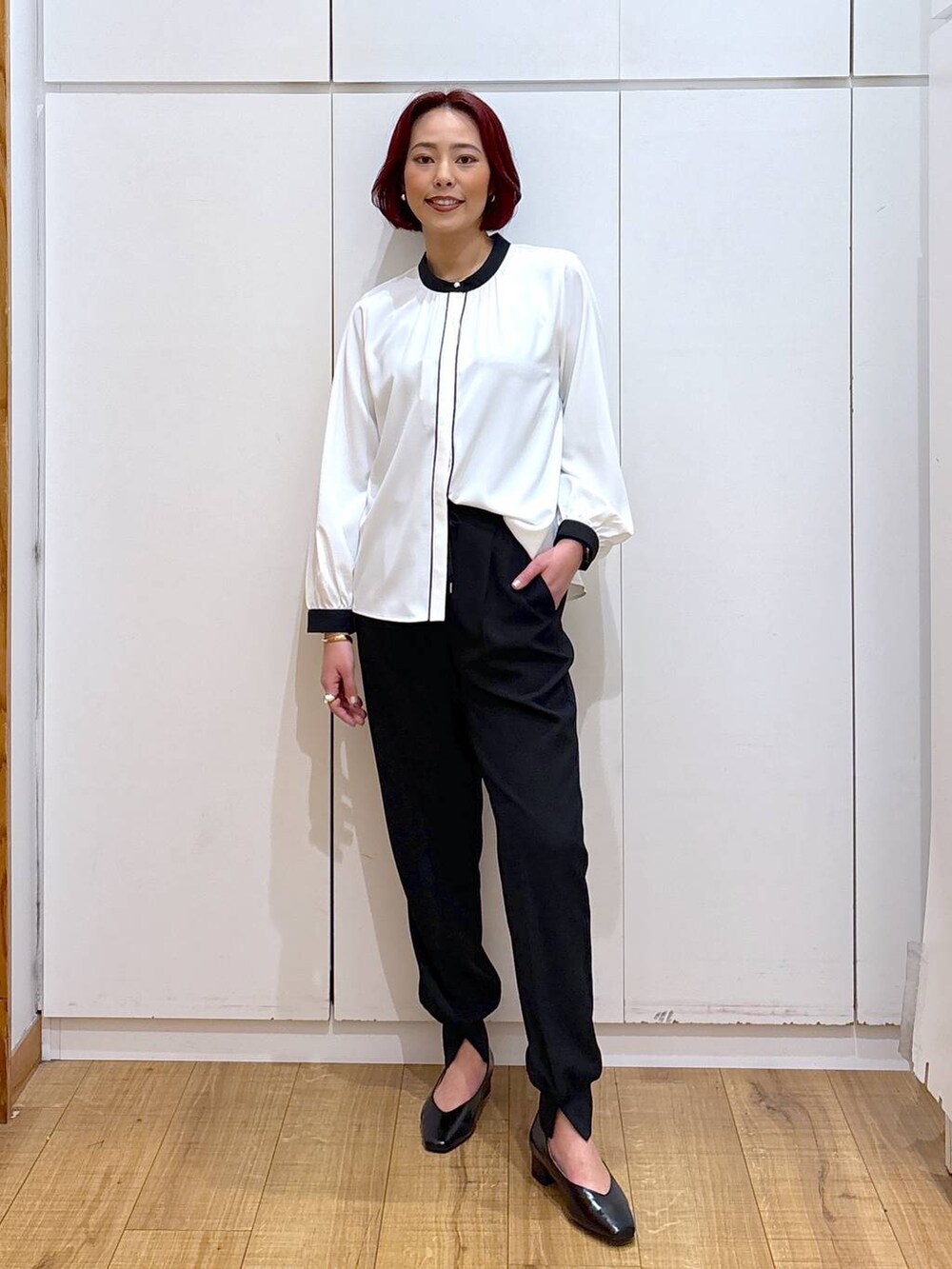 ホワイト系のシャツ/ブラウス、ブラック系のショルダーバッグ、ブラック系のその他パンツを着用したレディースの春コーディネートの5枚目の写真