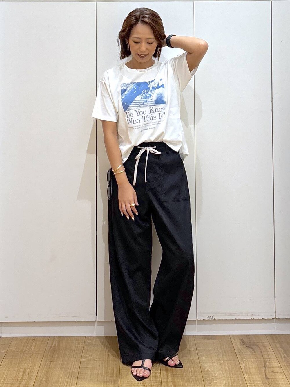 ホワイト系のTシャツ/カットソー、グリーン系のその他パンツ、ブラック系のサンダルを着用したレディースの夏コーディネートの8枚目の写真
