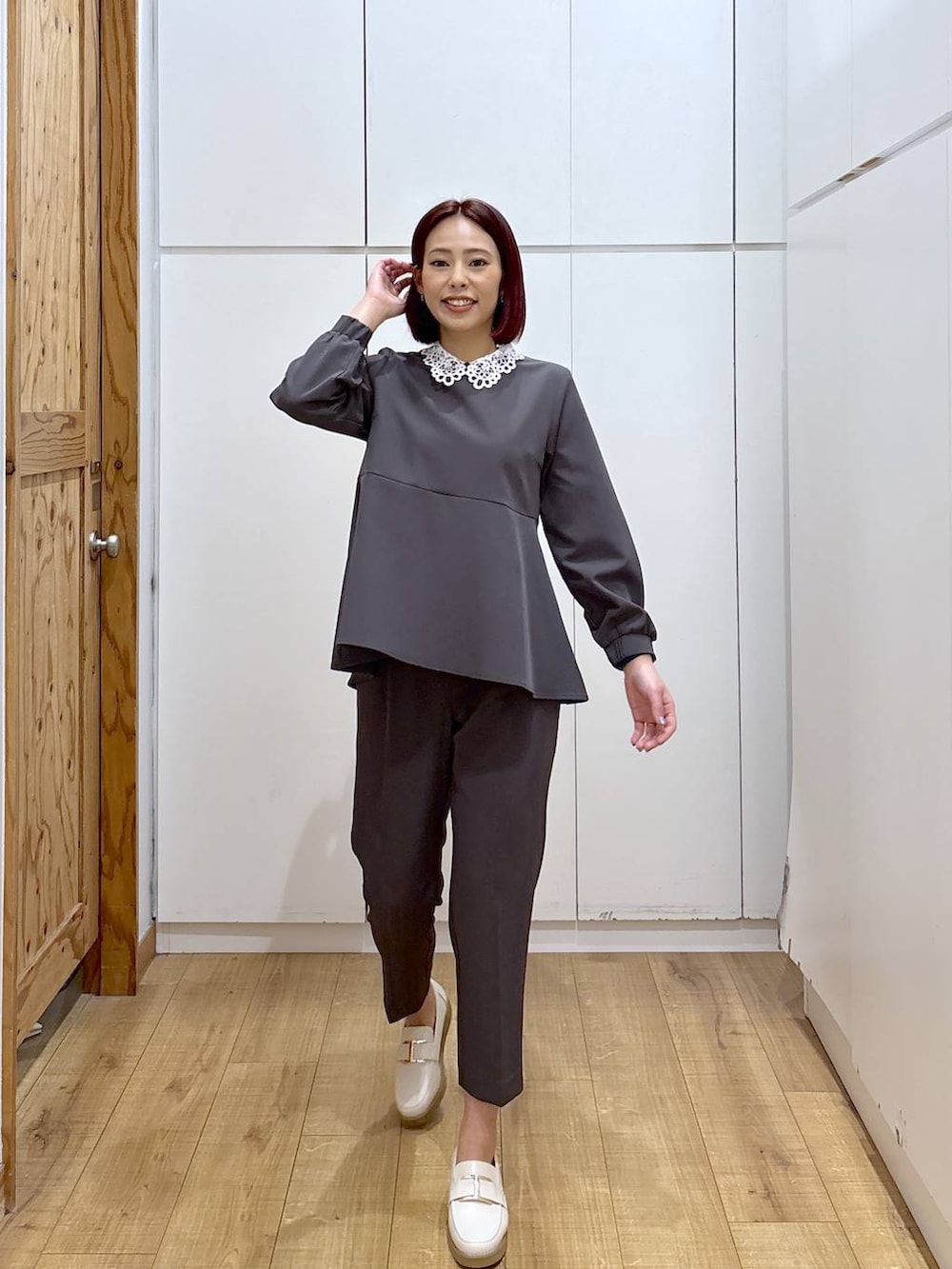 ホワイト系のローファー、グレー系のセットアップ、ベージュ系のショルダーバッグを着用したレディースの春コーディネートの6枚目の写真