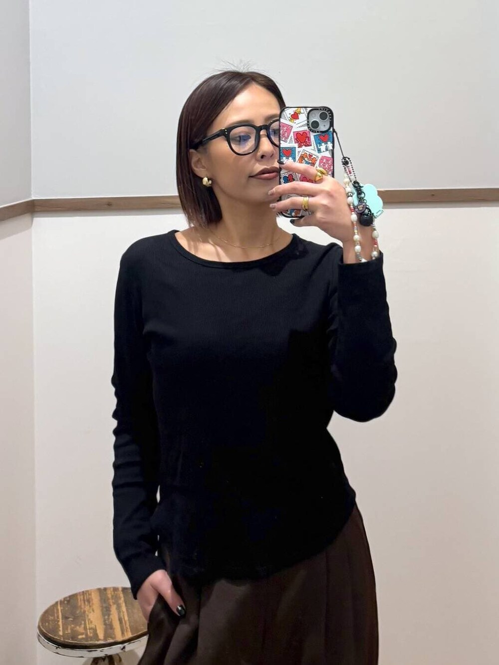 ブラウン系のその他パンツ、ブラウン系のTシャツ/カットソー、ブラック系のサングラスを着用したレディースの冬コーディネートの2枚目の写真