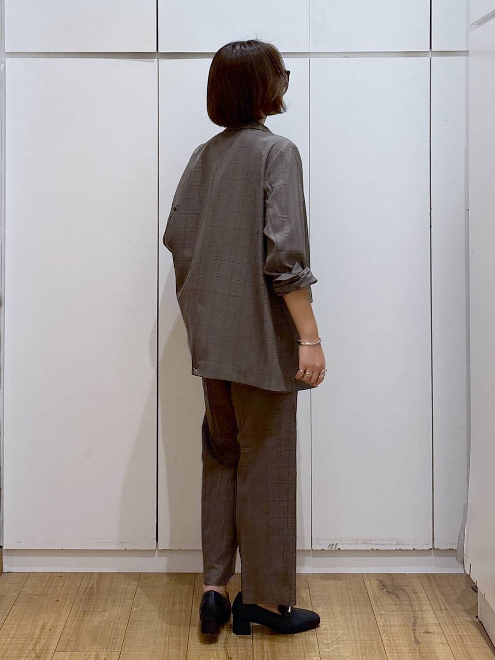 ブラック系のローファー、ブラウン系のその他パンツ、ブラウン系のテーラードジャケットを着用したレディースの秋コーディネートの4枚目の写真