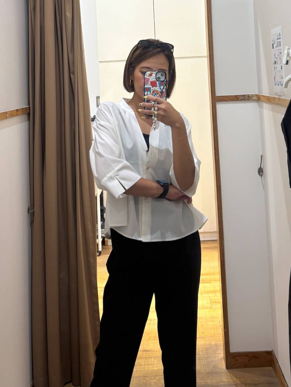 ブラック系のキャミソール、ブラック系のその他パンツ、ホワイト系のシャツ/ブラウスを着用したレディースの夏コーディネートの4枚目の写真