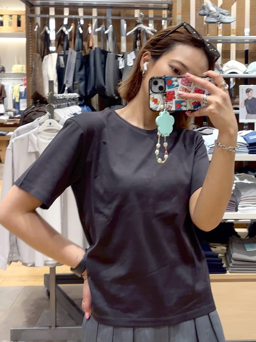 ブラック系のローファー、グレー系のその他パンツ、グレー系のTシャツ/カットソーを着用したレディースの春コーディネートの3枚目の写真