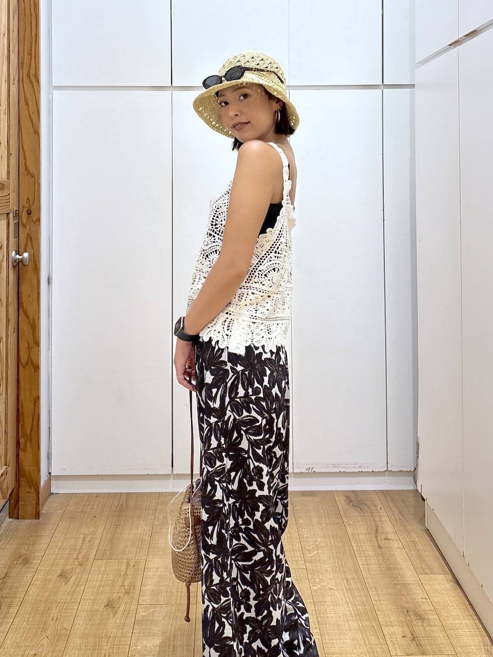 ブラック系のキャミソール、ベージュ系のその他パンツ、ベージュ系のショルダーバッグを着用したレディースの夏コーディネートの5枚目の写真