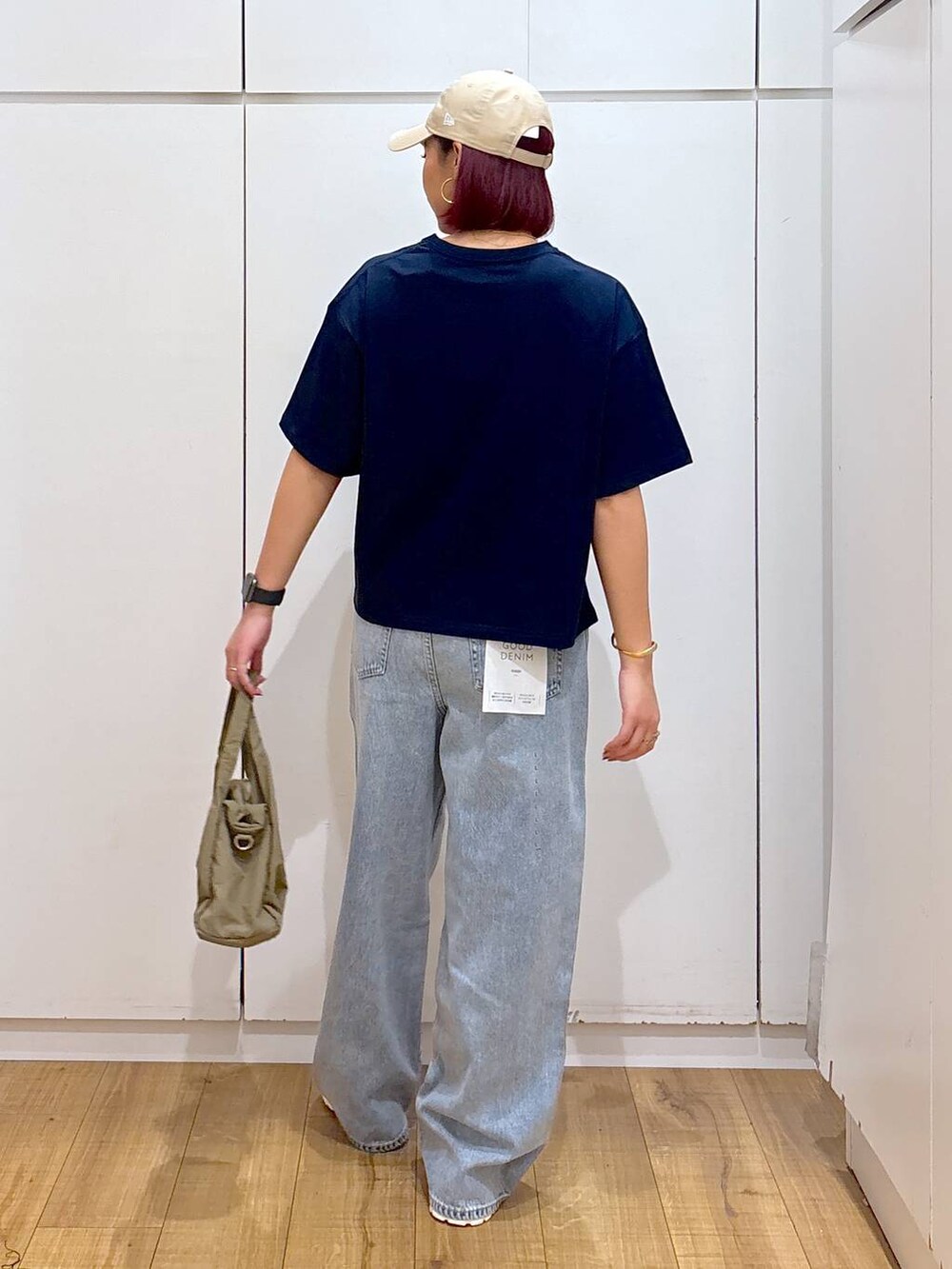 「体型カバー、高見え、高身長、ママコーデ、骨格ストレート、GLOBAL WORK、着痩せ・細見え」|「GLOBAL WORKのエアかるクッションベルトスニーカー/102313(スニーカー、ブラック系)」を使った、ココさん(レディース・165cm)の春コーディネートの4枚目の写真