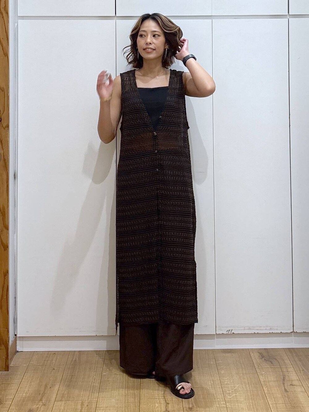 ブラック系のキャミソール、ブラウン系のその他パンツ、ブラック系のサンダルを着用したレディースの夏コーディネートの7枚目の写真