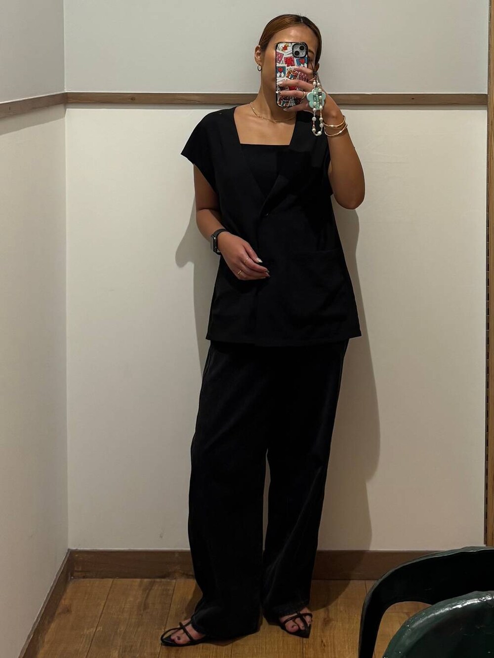 ブラック系のサンダル、ブラック系のキャミソール、ブラック系のワンピースを着用したレディースの秋コーディネートの2枚目の写真