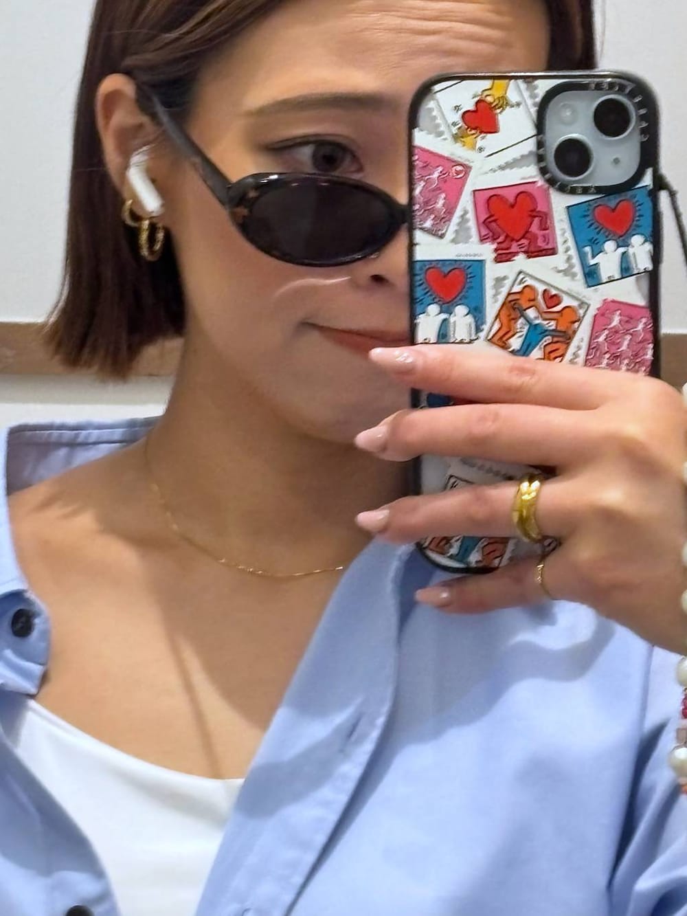 ブルー系のシャツ/ブラウス、ホワイト系のキャミソールを着用したレディースの春コーディネートの7枚目の写真