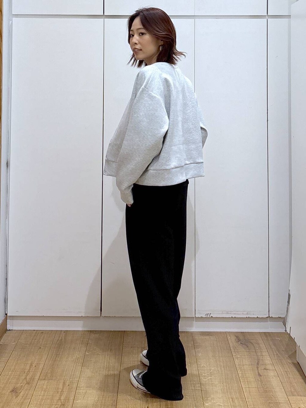 ブラック系のその他パンツ、グレー系のカーディガン/ボレロ、ブラック系のタンクトップを着用したレディースの春コーディネートの4枚目の写真