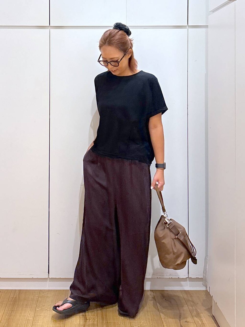 ブラック系のTシャツ/カットソー、ブラウン系のその他パンツ、ブラック系のサンダルを着用したレディースの夏コーディネートの2枚目の写真