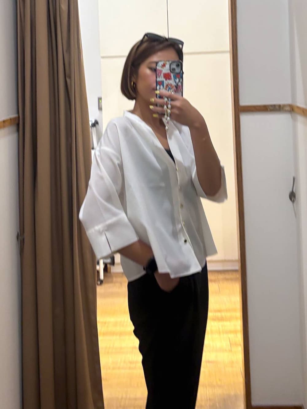 ブラック系のキャミソール、ブラック系のその他パンツ、ホワイト系のシャツ/ブラウスを着用したレディースの夏コーディネートの2枚目の写真