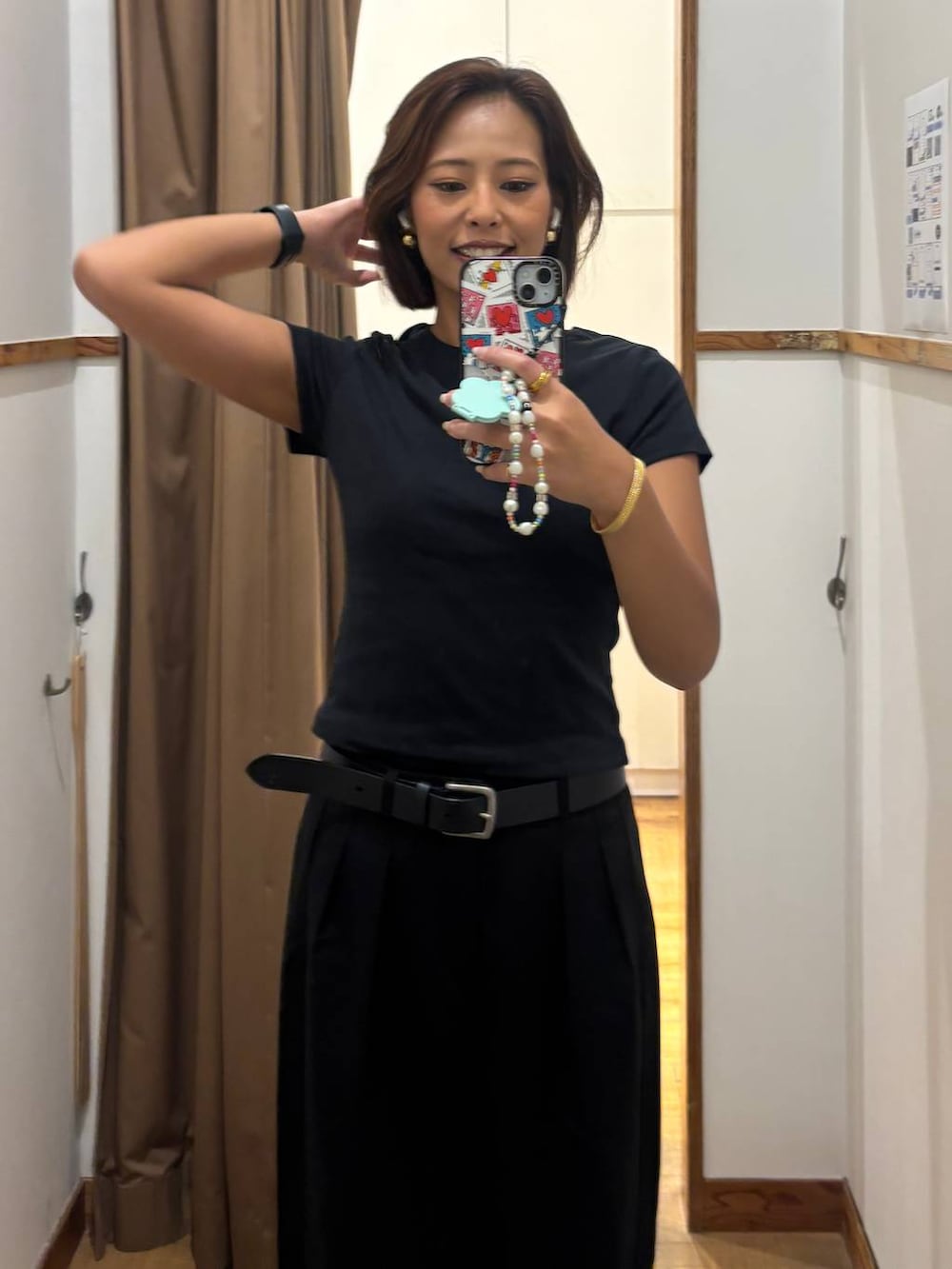 ブラック系のその他パンツを着用したレディースの夏コーディネートの5枚目の写真