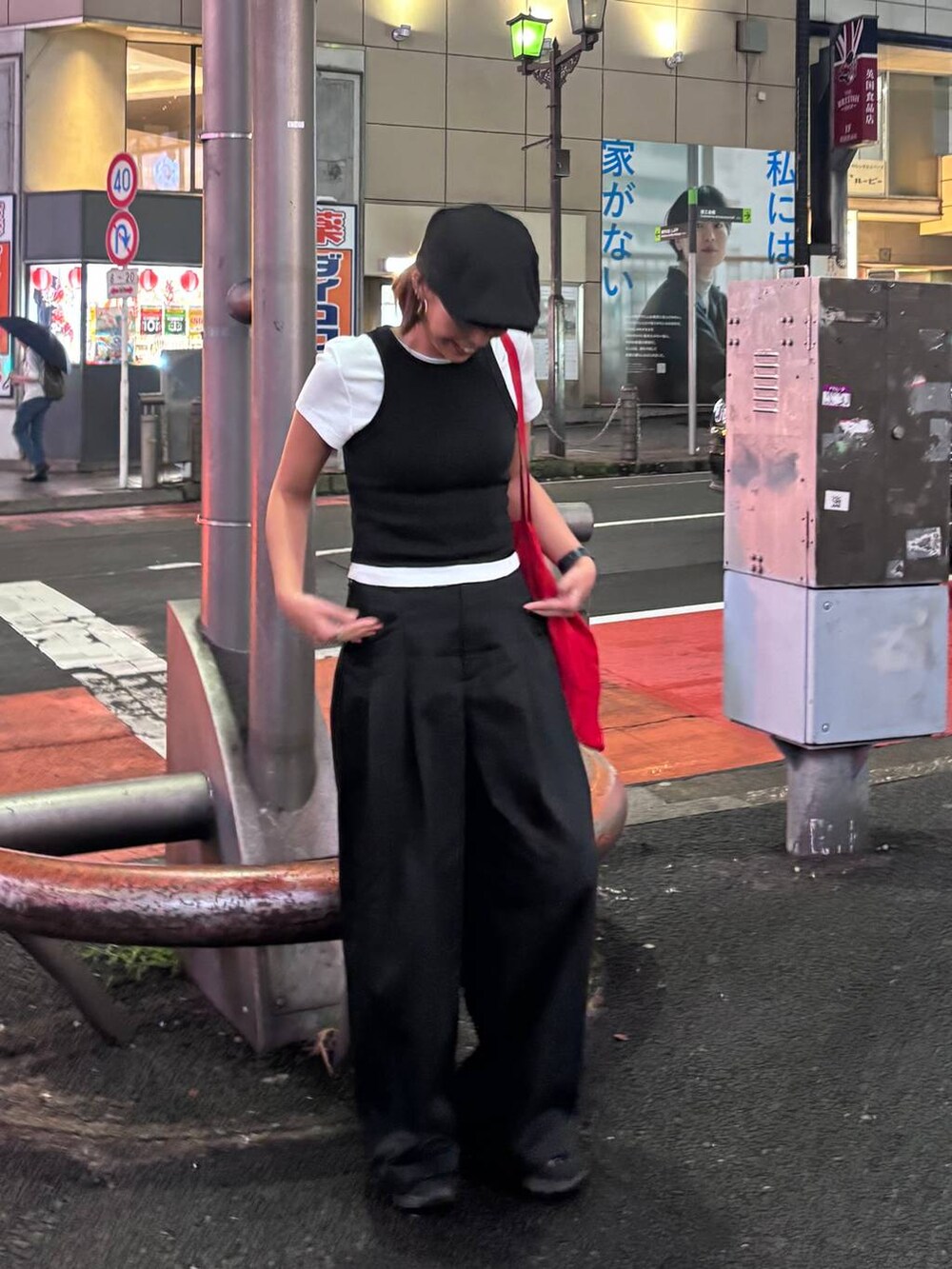 ブラック系のその他パンツを着用したレディースの秋コーディネートの2枚目の写真