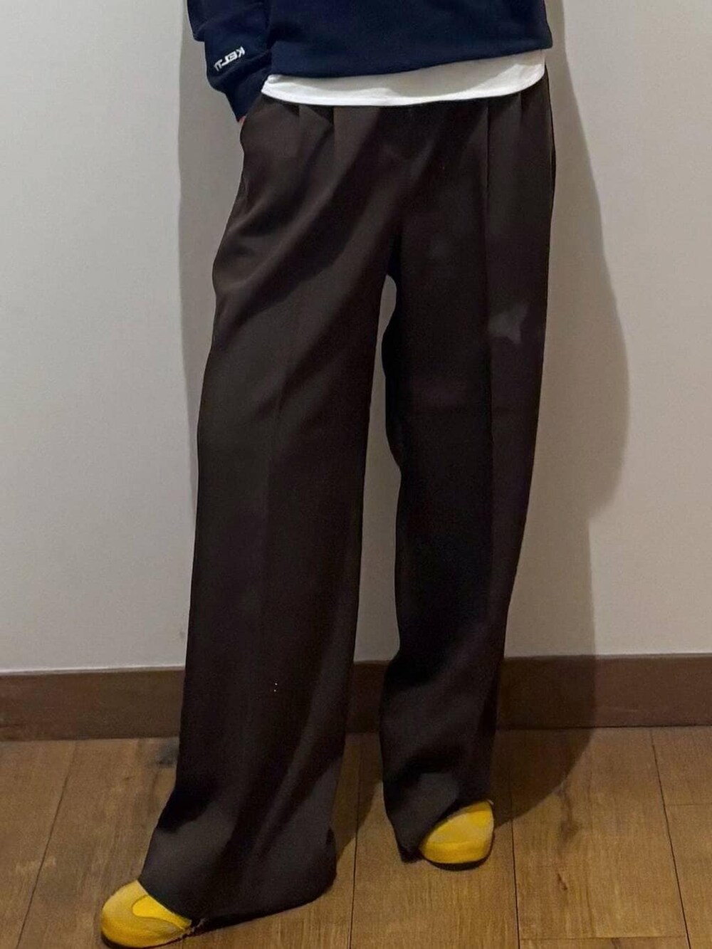 ホワイト系のTシャツ/カットソー、ブラウン系のその他パンツ、ブルー系のハットを着用したレディースの冬コーディネートの2枚目の写真