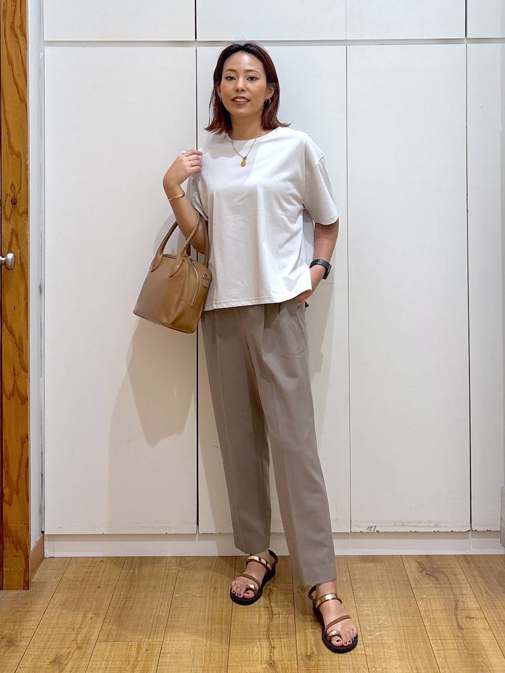 「着痩せ・細見え、体型カバー、高見え、高身長、ママコーデ、骨格ストレート、GLOBAL WORK」｜「GLOBAL WORKのスペ軽2WAYスクエアボストン/252305（ボストンバッグ、ベージュ系）」を使った、ココさん（レディース・165cm）の夏コーディネートの4枚目の写真