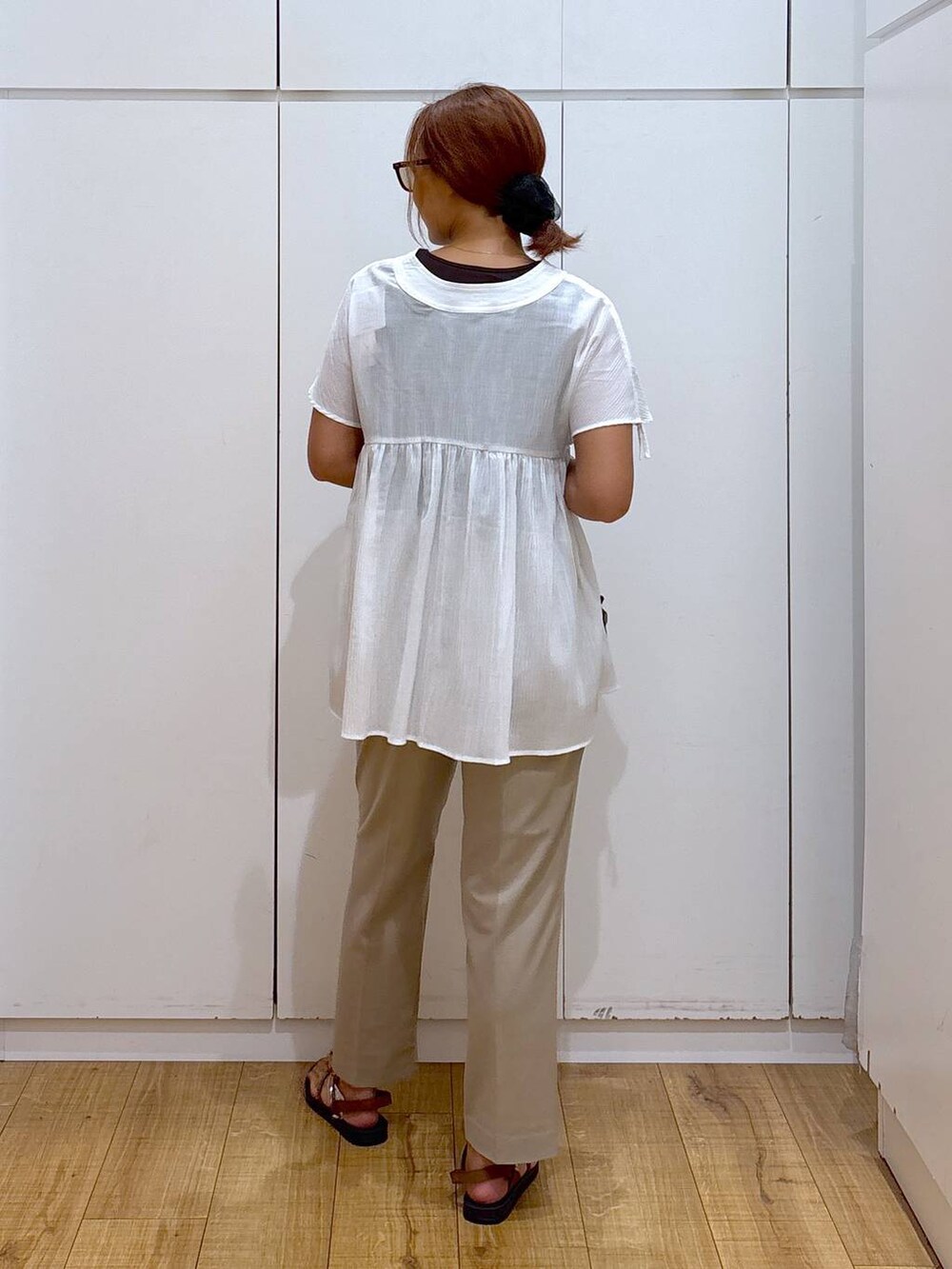 その他のショルダーバッグ、ベージュ系のその他パンツ、ブラウン系のタンクトップを着用したレディースの夏コーディネートの4枚目の写真