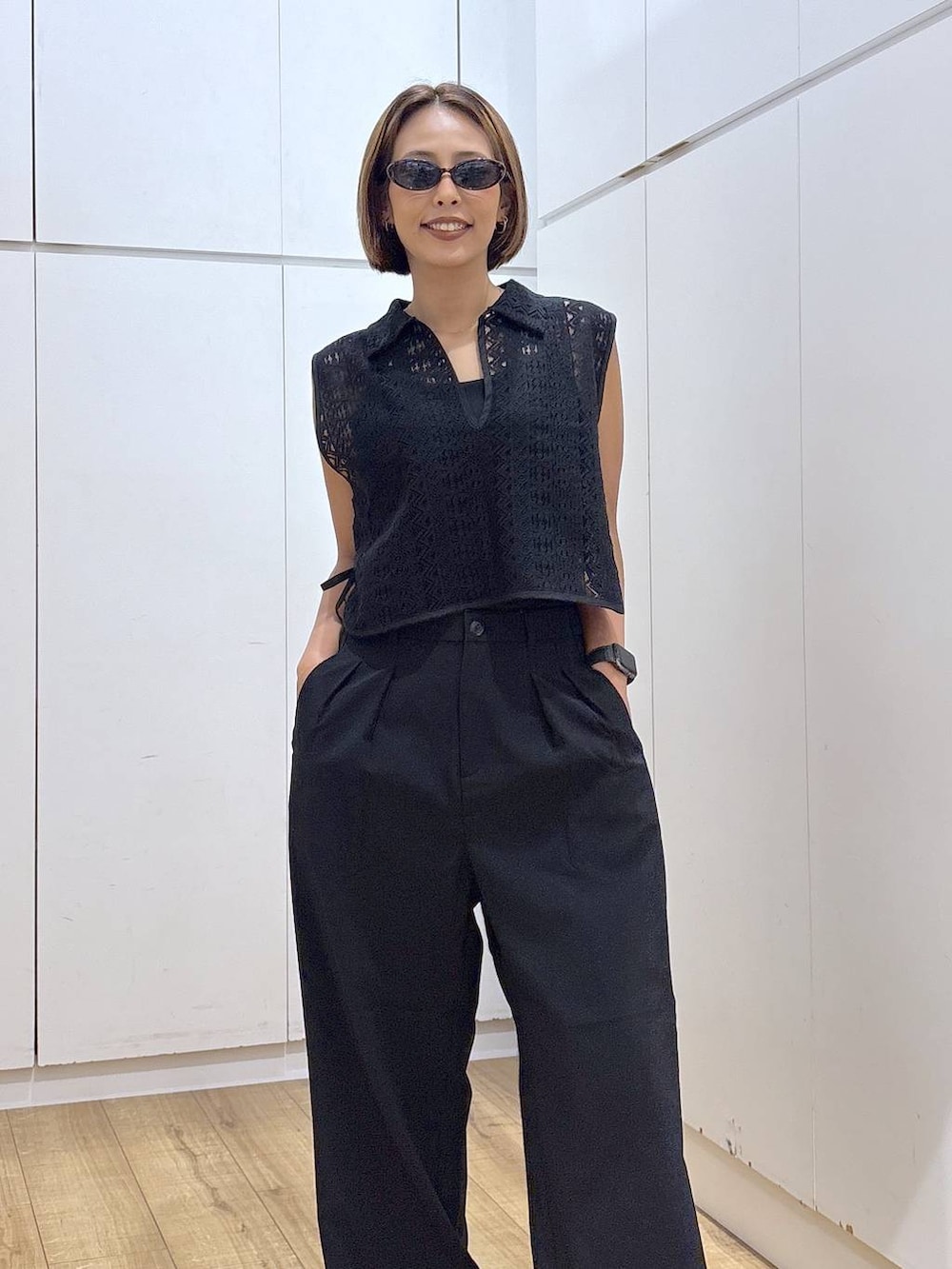 ブラック系のキャミソール、ブラック系のその他パンツ、ブラック系のベストを着用したレディースの夏コーディネートの4枚目の写真
