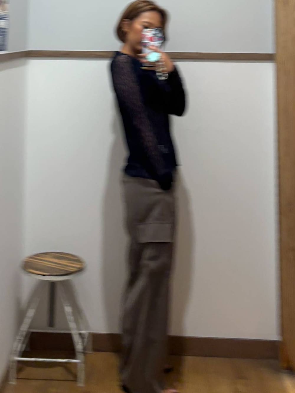 グリーン系のその他パンツ、ブルー系のシャツ/ブラウスを着用したレディースの秋コーディネートの4枚目の写真