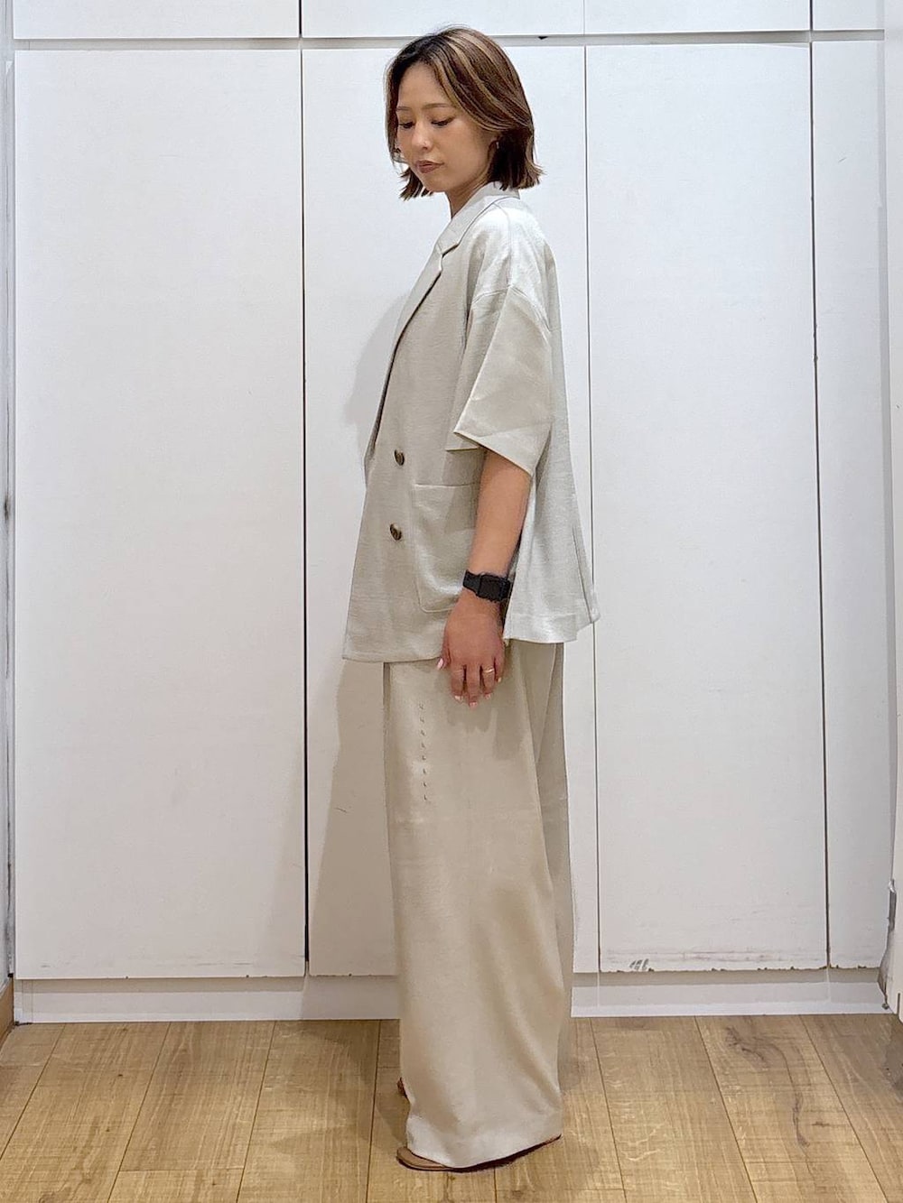 ベージュ系のテーラードジャケット、ベージュ系のその他パンツ、ホワイト系のTシャツ/カットソーを着用したレディースの春コーディネートの6枚目の写真