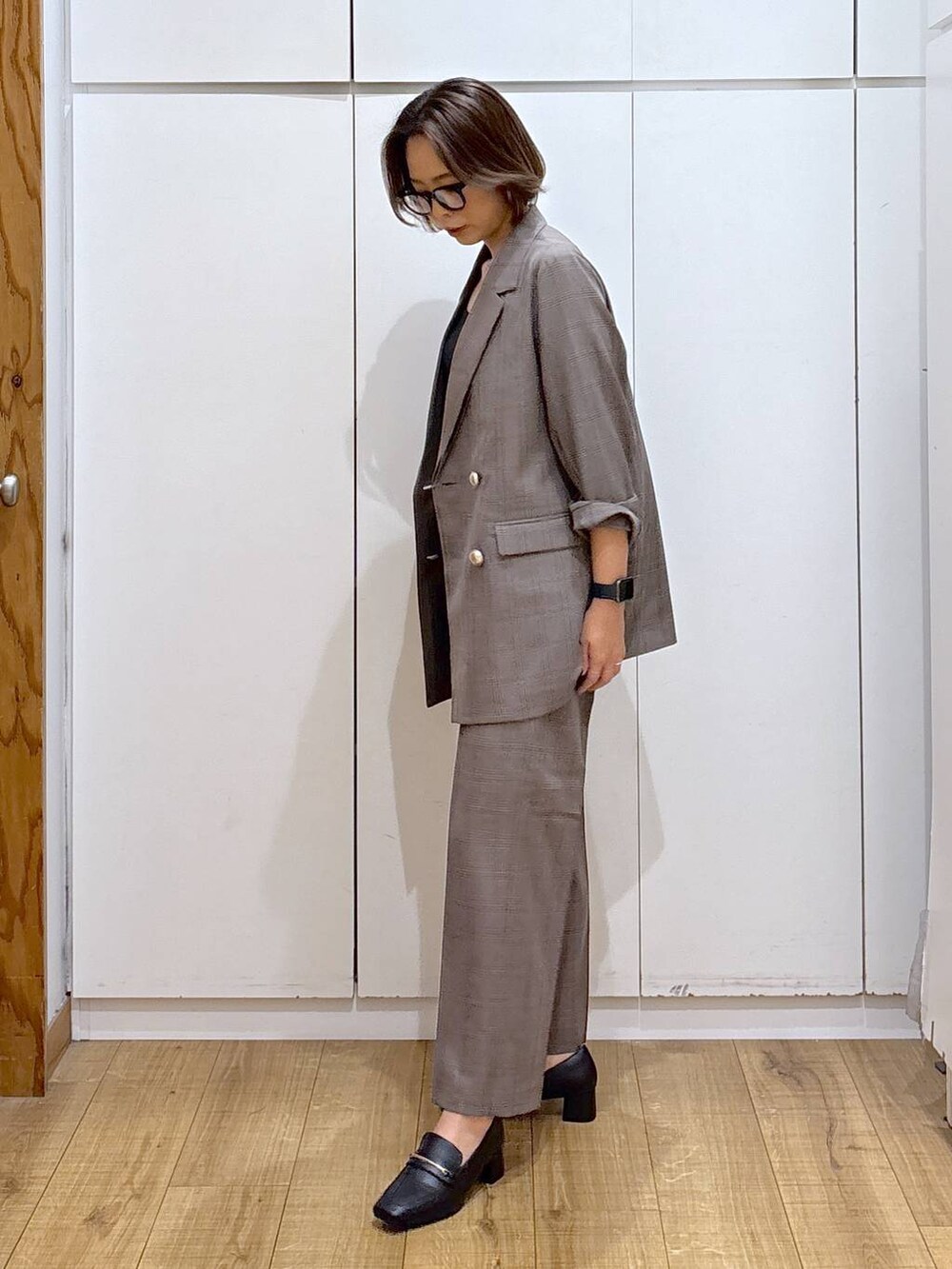 ブラック系のローファー、ブラウン系のその他パンツ、ブラウン系のテーラードジャケットを着用したレディースの秋コーディネートの2枚目の写真