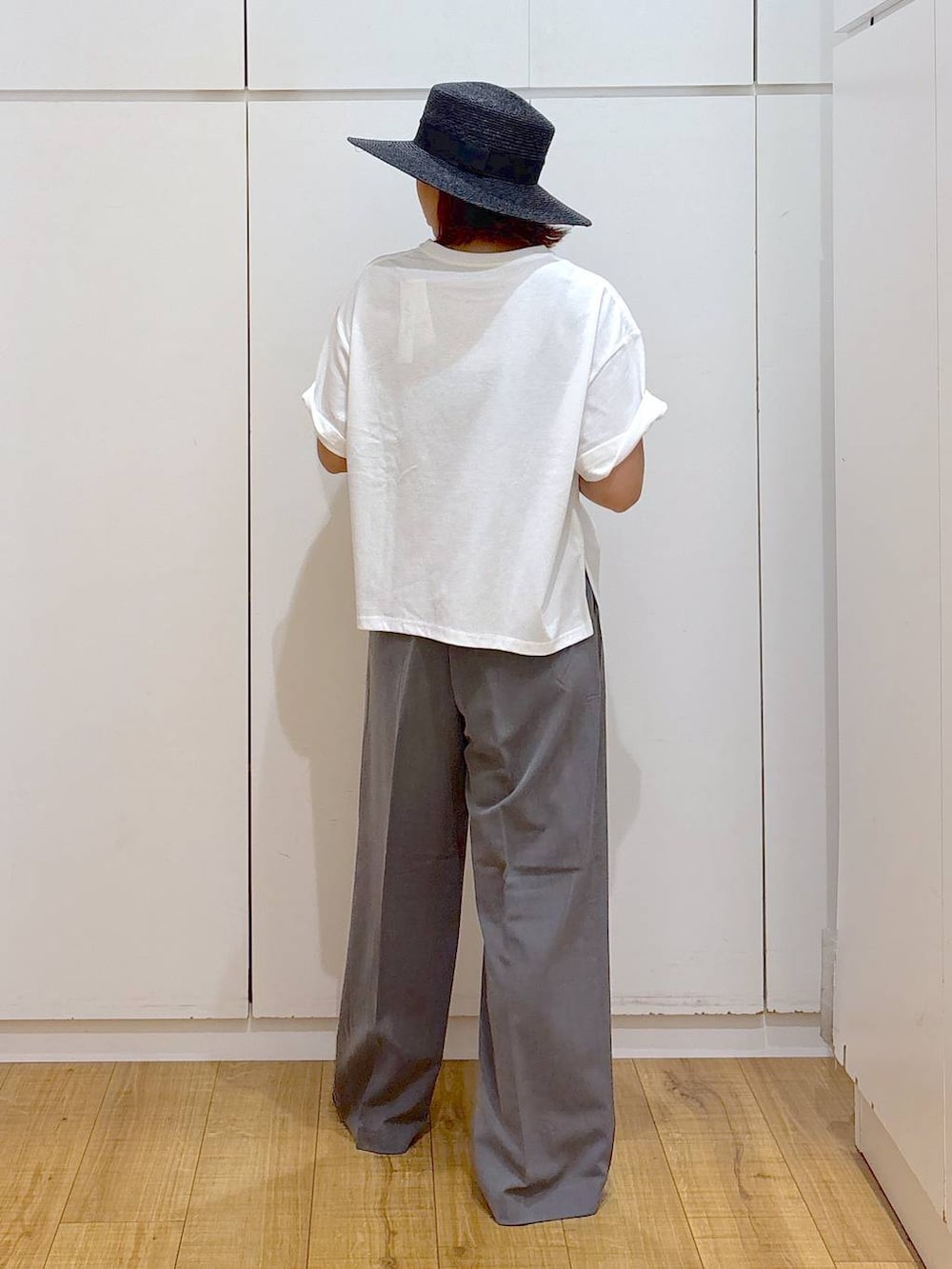 ブラック系のサンダル、グレー系のその他パンツ、ブラック系のハットを着用したレディースの夏コーディネートの4枚目の写真