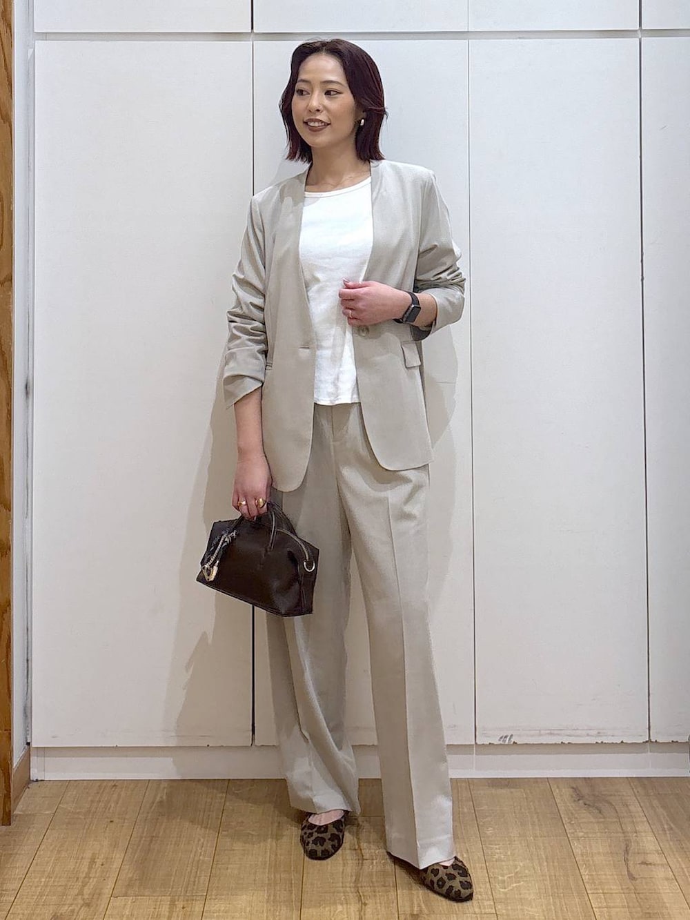 その他のパンプス、ベージュ系のスラックス、ベージュ系のノーカラージャケットを着用したレディースの春コーディネートの3枚目の写真