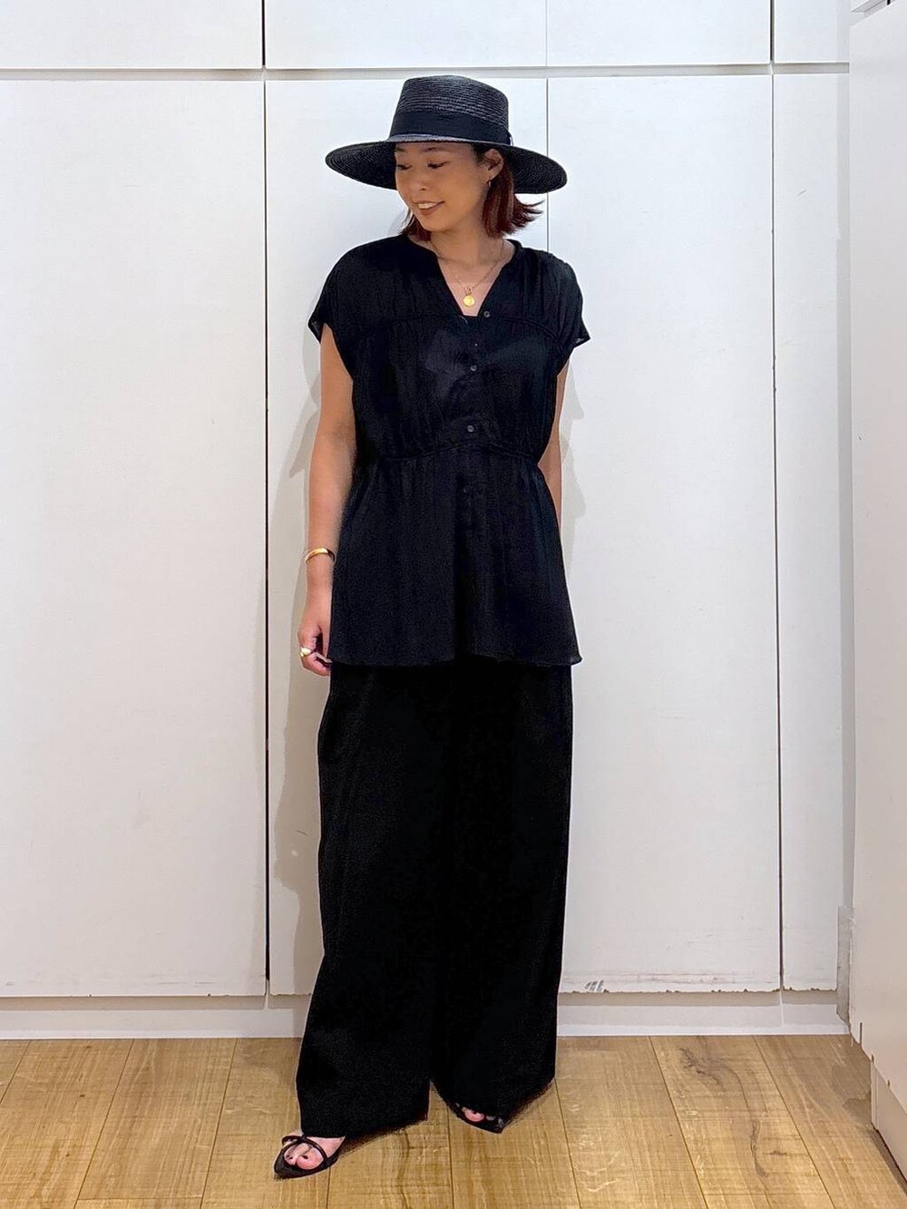 ブラック系のサンダル、ブラック系のその他パンツ、ブラック系のシャツ/ブラウスを着用したレディースの夏コーディネートの2枚目の写真